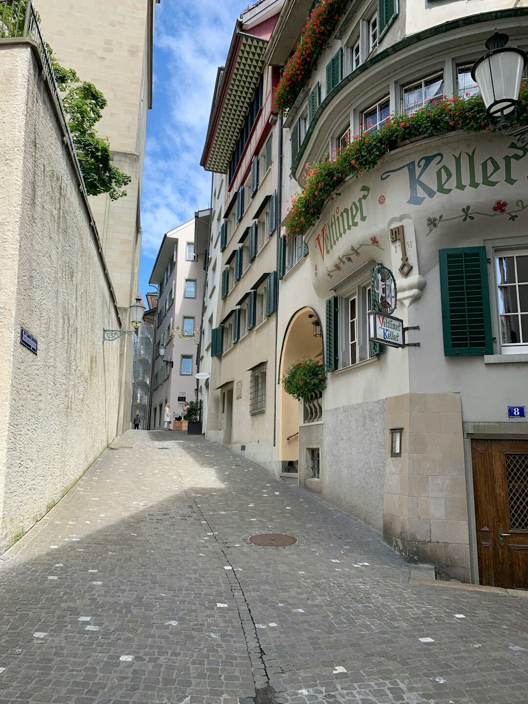 Redaktionsbüro in Zürich mit alten Werbeplakaten an der Wand