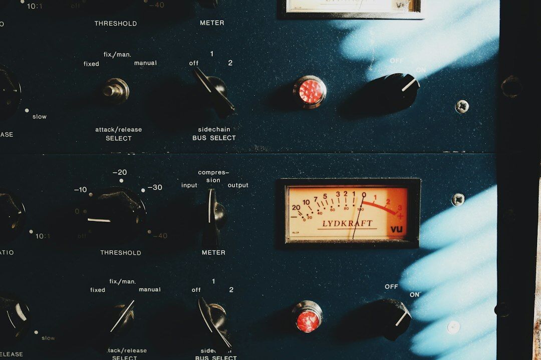 Vintage Radiostudio mit Mikrofon und Mischpult