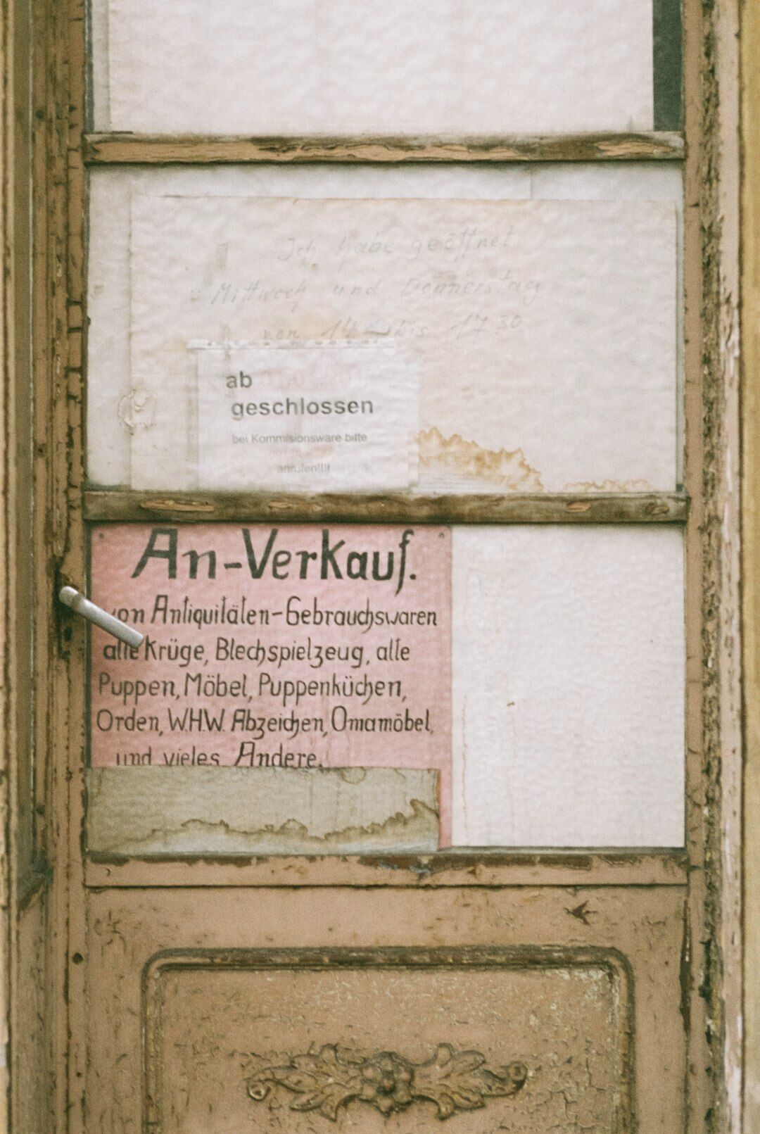 Wand mit bunten Vintage-Werbeplakaten aus den 1980er Jahren