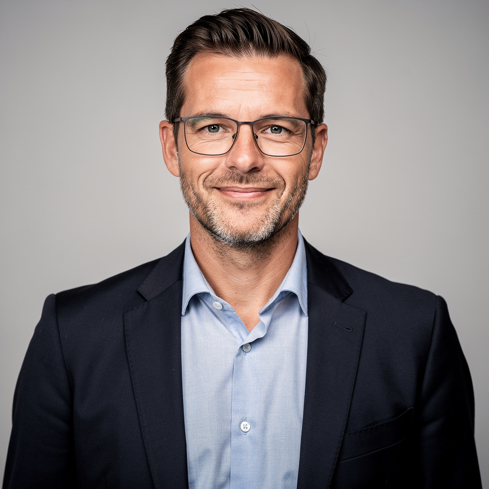 Portrait eines Schweizer Chefredakteurs mittleren Alters mit Brille