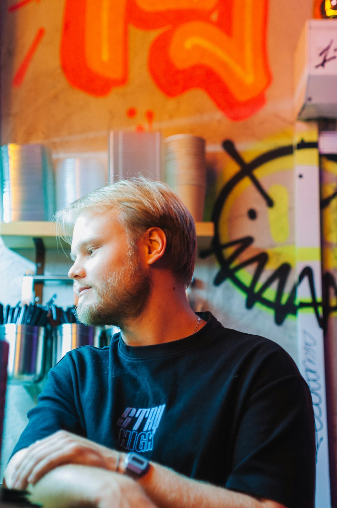 Portrait eines Schweizer Grafikdesigners in den Dreissigern